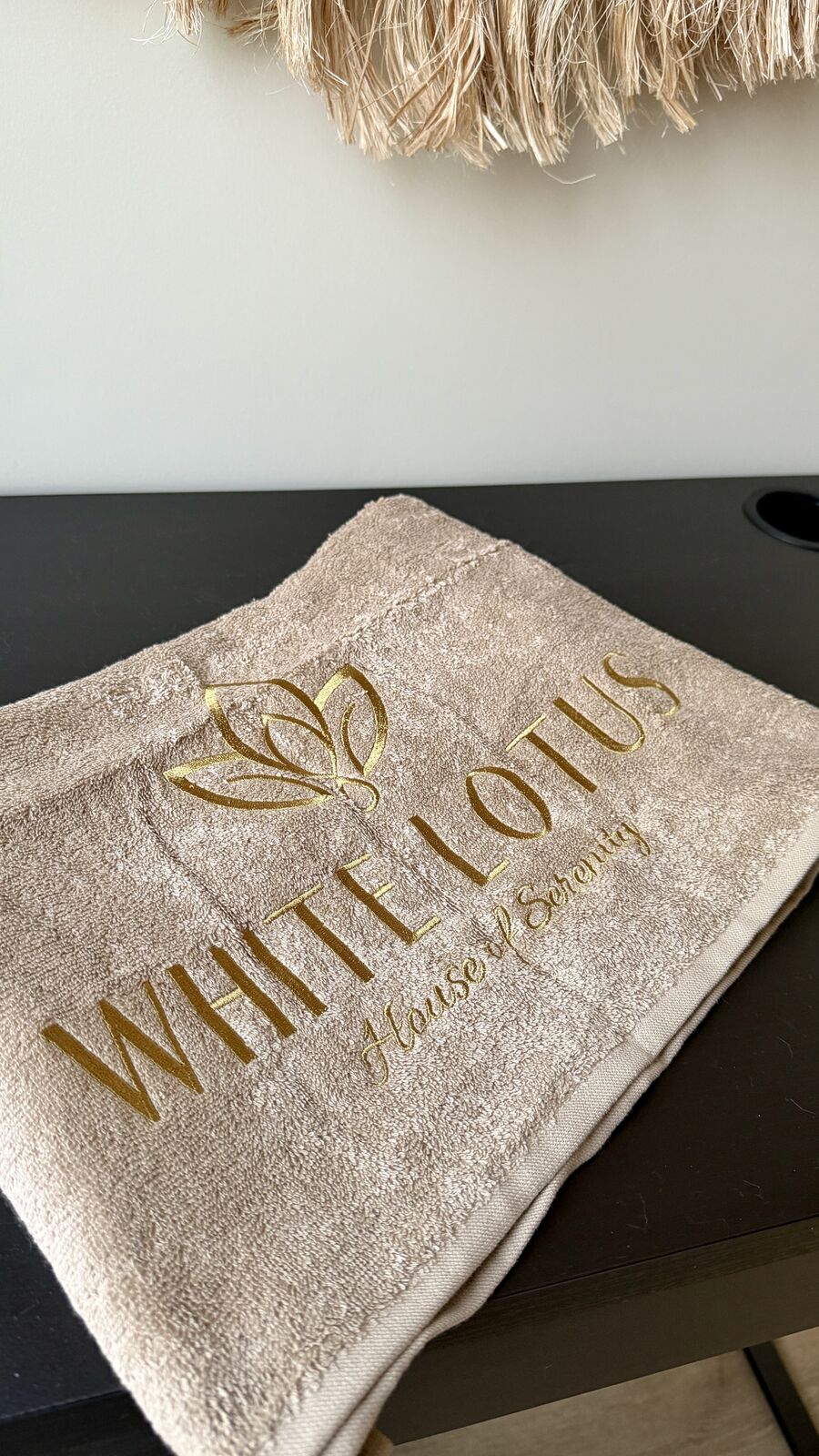 Serviette brodée White Lotus au spa à Grimbergen